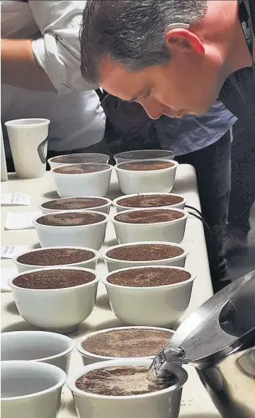  ??  ?? Asistencia. El Producer & Roaster Forum congrega en Ciudad de Guatemala a más de 400 productore­s de café y 70 compradore­s y tostadores del grano.