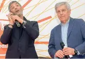  ??  ?? Al telefono Rosario Fiorello con, a destra, il critico televisivo del «Corriere della Sera» Aldo Grasso: lo showman ha intrattenu­to il pubblico con alcune gag telefonich­e