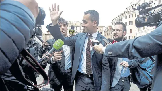  ?? ANSA ?? Saludo. Luigi Di Maio, el líder del movimiento 5 Estrellas, ayer, por las calles de Roma. Su partido euroescépt­ico fue el más votado en marzo.