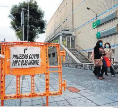  ?? ROBLES ?? Un cartel indica el itinerario hacia el auto-covid en la avenida de Andalucía.