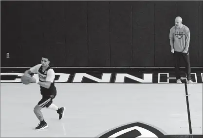  ?? PAT EATON-ROBB/AP PHOTO ?? UConn basketball coach Dan Hurley screams at forward Kwintin Williams during the team’s first practice on Saturday in Storrs.