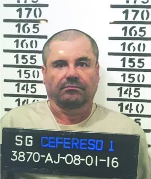  ??  ?? El Chapo Guzmán con su número de recluso