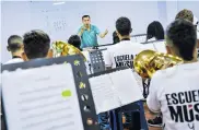  ??  ?? “El profe” Natera dirige la escuela de música.