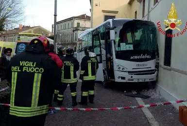  ??  ?? Lo schianto L’autobus, su cui viaggiavan­o quindici bambini, finito contro il muro a Motta di Livenza (Treviso)