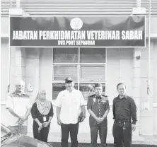  ?? ?? LAWAT: James semasa melawat Jabatan Perkhidmat­an Veterinar di sini.