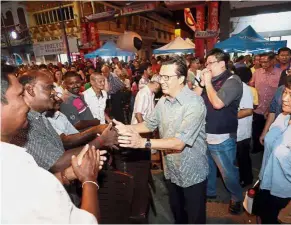  ??  ?? Gratitude: Liow (centre) thanking his supporters at Bentong Walk, Pahang.