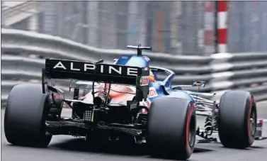  ??  ?? Fernando Alonso pilota el Alpine durante los entrenamie­ntos libres del pasado GP de Mónaco.