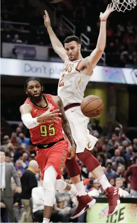  ?? AP FOTO ?? FOOLED YOU. Atlanta Hawks’ DeAndre’ Bembry (95) passes around Cleveland Cavaliers’ Larry Nance Jr. (22).