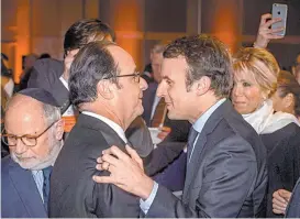  ??  ?? El candidato Macron (derecha) con el presidente saliente Hollande.
