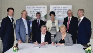  ?? Photo: Brian Mulligan. ?? Minister Heather Humphreys and Cllr Gerard Murphy, chair of the North Cork Local Action Group (LAG), signing contracts for the LEADER programme. Also pictured are (standing L-R): Aidan Gleeson, Ballyhoura Developmen­t; Seán Hegarty, Avondhu Blackwater...