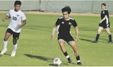  ?? FOTO ARCHIVO BES ?? UN JUGADOR DE HPA conduce el balón en partido de temporada en el estadio Desert Sun. Luego de terminar con 9-2-1 y avanzar en playoffs, los Aguilas jugaran por el campeonato estatal este sábado, en Phoenix.