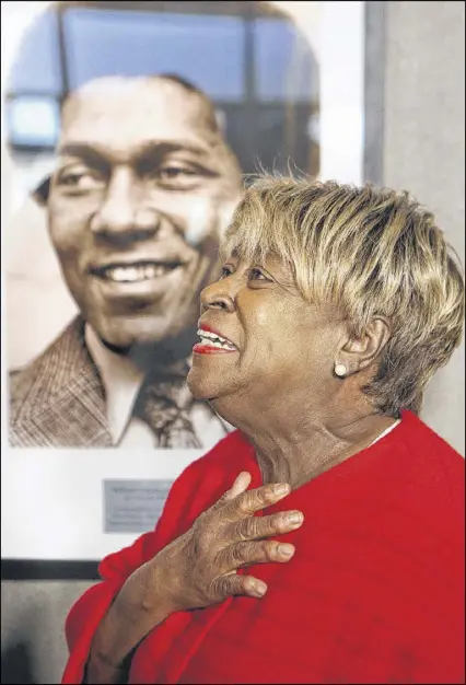  ?? CURTIS COMPTON / CCOMPTON@AJC.COM ?? Emotion overcomes Rubye Lucas as she speaks next to a portrait of her late husband, Bill, during a ceremony at SunTrust Park attended by former players and executives.