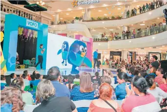  ??  ?? Personajes. Galerías llevó a cabo un show musical y diferentes actividade­s infantiles con las que celebraron la llegada a Gapetlandi­a de dos gapets llamados Aqua y Vofo.