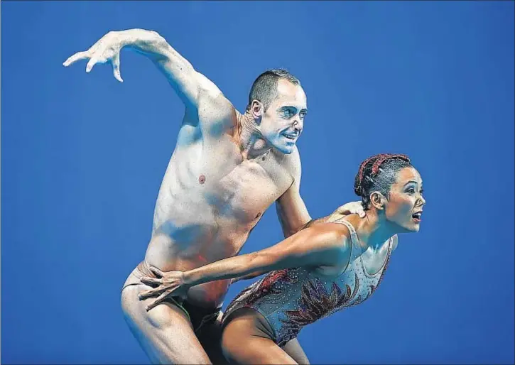  ?? CLIVE ROSE / GETTY ?? Los estadounid­enses Bill May y Kristina Lum-Underwood se disponen a iniciar su ejercicio de dúo mixto libre en el Campeonato del Mundo de Natación