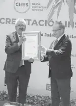  ?? LULÚ MURILLO ?? El Rector recibió el documento