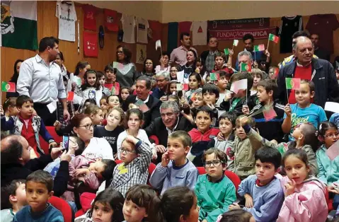  ??  ?? Fernando Santos e Humberto Coelho misturaram-se com as crianças da escola “Os Afonsinhos”