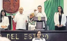  ??  ?? El presidente Andrés Manuel López Obrador atestiguó la toma de posesión de Rutilio Escandón, a la que faltó el gobernador saliente Manuel Velasco.