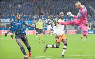  ?? AFP ?? Aunque Duván Zapata jugó poco ante el Valencia, tuvo la posibilida­d de aumentar el marcador.