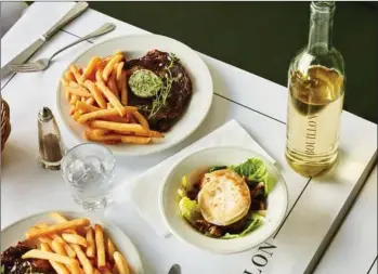  ?? ?? Bouillon er et parisisk-inspireret spisested, der serverer traditione­l fransk mad som eksempelvi­s steak frites. Pressefoto