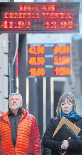  ??  ?? Dólar zen. El frío llegó a las pizarras de la city porteña.