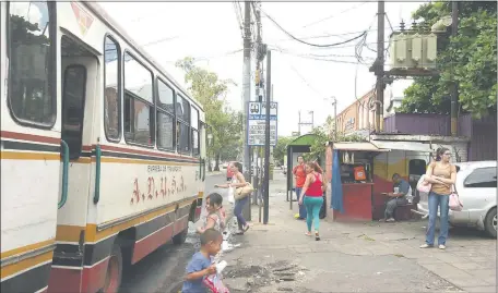  ??  ?? La parada “De las Américas” es utilizada diariament­e por gran cantidad de personas. Con los cambios, esta dejará de regir, porque los colectivos ya no doblarán en Mariscal López y San Martín.