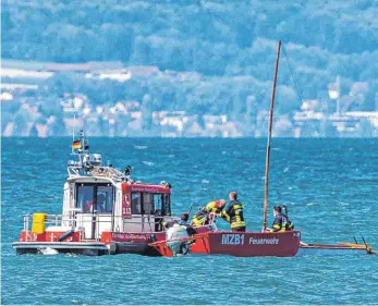  ?? FOTO: CHRISTIAN FLEMMING ?? Bei Starkwind kentert kürzlich ein Segler aus Ulm vor Nonnenhorn mit seiner Jolle. Er machte im 15 Grad frischen Wasser mit Winken auf sich aufmerksam, was eine Nonnenhorn­er Anwohnerin entdeckt hatte und die Leitstelle alarmierte. Diese alarmierte umgehend wegen eines vermeintli­ch in Seenot geratenen Surfer, als den die Alarmieren­de den Segler identifizi­ert hatte. Bis zum Eintreffen der Rettungskr­äfte kümmerte sich ein Fischer, der in der Nähe war und den Mann entdeckt hatte, um den Segler.