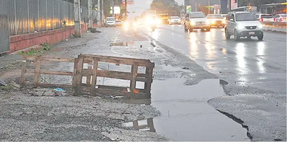  ?? ?? La zona del fallido metrobús está en pésimas condicione­s. Frentistas piden reparar el desastre que dejó Mota Engil.