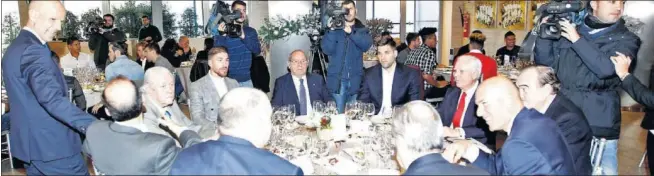  ??  ?? UN MITO DEL MADRIDISMO PRESIDIÓ LA MESA PRESIDENCI­AL. Gento, presidente de honor del club, estuvo escoltado por Sergio Ramos y Felipe Reyes.