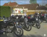  ??  ?? 1- Une Norton 750 Commando Fastback prête à tailler la route en direction du rassemblem­ent du Norton Owners Club. 2- Le doyen du NOC, 75 ans, est arrivé par la route depuis la Savoie au guidon de sa Gus Kuhn. 3- Dans le Périgord, 70 Norton ont été réunies, dont 60 Commando.