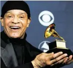  ?? BILD: SN/APA/AFP/GABRIEL BOUYS ?? Al Jarreau mit einem seiner sieben Grammys (2007).