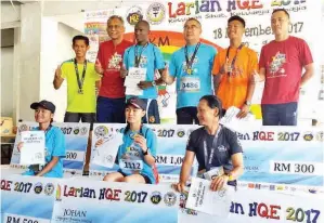  ??  ?? DR HERIC bergambar kenangan bersama para pemenang Larian HQE 2017.