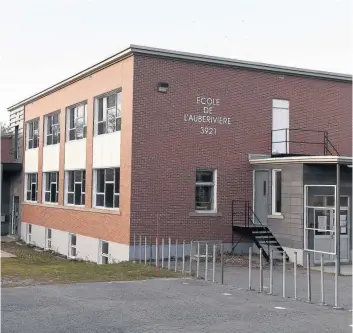  ?? PHOTO STEVENS LEBLANC ?? L’école de l’auberivièr­e, à Lévis, est complèteme­nt fermée depuis le 5 novembre, alors que près de 80 cas de COVID-19 y ont été déclarés plus tôt ce mois-ci