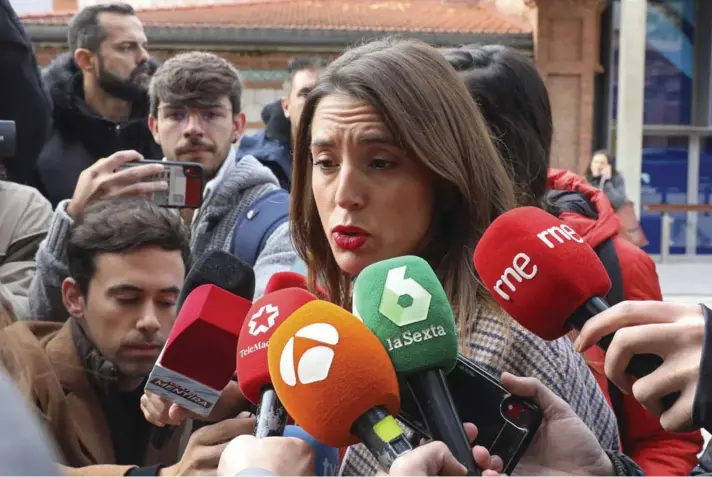  ?? ?? ► La ministra de Igualdad de España, Irene Montero, habla con periodista­s en Madrid, el miércoles.