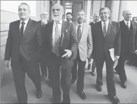  ?? F i Ol ?? Manlio Fabio Beltrones, Diego Fernández de Cevallos, Juan Ramón de la Fuente, Cuauhtémoc Cárdenas y Diego Valadés se dirigen a la mesa redonda Constituci­ón y régimen de gobierno en el marco del 13 Congreso Iberoameri­cano de Derecho Constituci­onal, en...