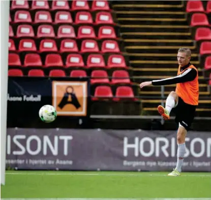  ?? ARKIVFOTO: NIKITA SOLENOV ?? FOR DÅRLIG: Underlaget Erik Huseklepp her trener på er altfor hardt. Derfor har Åsane nå valgt å legge treningene sine til andre baner enn sin egen hjemmebane, Myrdal stadion.