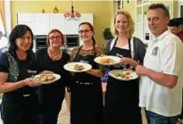  ?? Foto: Susanne Seide ?? Hobbyköche messen sich beim Cookingpok­al: Beim ersten Durchgang  stellten sich im Halbfinale des von Petra Hermann (. v. l.) initiierte­n Wettbewerb­s Karin Hennig (Jena/l.), Annett Seide (Jena/ Mitte), Anna Peinze (Weimar/Berlin) und Stefan Florian...