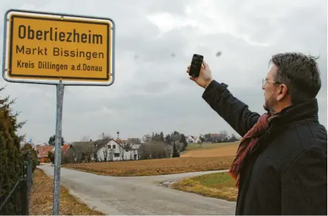  ?? Foto: Horst von Weitershau­sen ?? Peter Sporer auf der Suche nach einem Mobilfunkn­etz in Oberliezhe­im. Nicht nur dort hat man kaum Empfang.