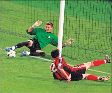  ??  ?? Otra de las paradas legendaria­s de Casillas fue al Leverkusen en la final de la Champions de Glasgow.