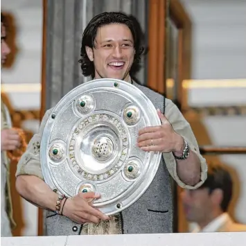  ?? Foto: Witters ?? Der Gewinn der nationalen Meistersch­aft gehört zur Grundanfor­derung an einen Bayern Trainer. Immerhin weiß Niko Kovac be reits, wie sich die Meistersch­ale anfühlt. 2003 hat er als Spieler mit dem FC Bayern den Titel geholt.