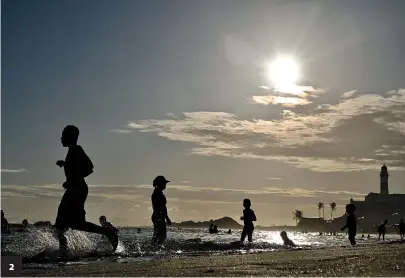  ?? ?? 2 1 Fim de tarde em Salvador: praia é opção para fugir do calor
2 Litorânea, capital terá período de altas temperatur­as e muitos foliões irão se dividir entre a farra na avenida e um bom banho de mar