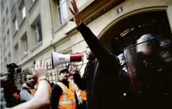  ?? D. ALLARD ?? Des grévistes ont tenté de perturber l’intersyndi­cale, mercredi à Paris.