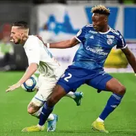  ??  ?? Move it: Marseille’s Dario Benedetto (left) fights for the ball with Strasbourg’s Mohamed Simakan during their Ligue 1 match on Sunday.