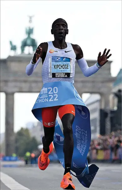  ?? SCHWARZ / AFP ?? El keniano Eliud Kipchoge, justo después de cruzar la meta del maratón de Berlín, ayer.