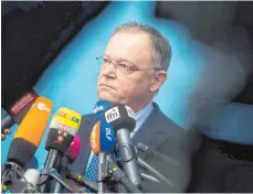  ?? FOTO: DPA ?? Niedersach­sens Ministerpr­äsident Stephan Weil (SPD) wirft Ex-Aufsichtsr­atschef Ferdinand Piëch das Verbreiten gefälschte­r Nachrichte­n vor.
