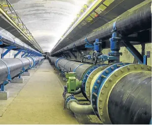  ??  ?? Las “autopistas del agua” están formadas por más de 1.000 kilómetros de tuberías, 170 depósitos, 67 estaciones de bombeo y más de doscientos puntos de suministro.