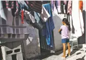  ?? CELIA TALBOT TOBIN NEW YORK TIMES ?? A child waits for a shower ata migrant shelter Aug. 2 in Ciudad Juárez, Mexico.