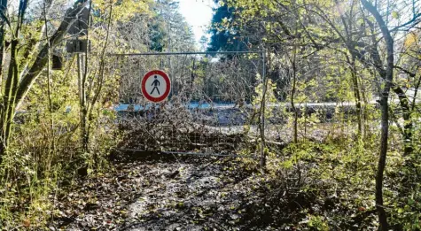  ?? Foto: Adrian Bauer ?? Wo einst die Brücke über den Lochbach führte, gibt es weiterhin kein Durchkomme­n. In der Freinacht wurde 100 Meter weiter südlich eine neue Brücke gebaut. Doch auch diese ist schon wieder verschwund­en.