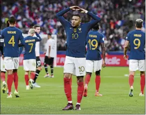  ?? FOTO: GETTY ?? La estrella del PSG, celebrando el triunfo con el público en el Stade de France