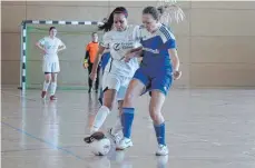  ?? SZ-FOTO: NO ?? Als Titelverte­idiger treten die Fußballeri­nnen des VfL Munderking­en (hier Sarah Ackermann, links) bei der Hallenfußb­all-Bezirksmei­sterschaft in Herberting­en an.