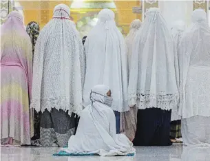  ?? AMANDA JUFRIAN AFP/GETTY IMAGES ?? Devotees offer Ramadan prayers in Bireuen of Aceh province in Indonesia. Aceh’s top clerical body ruled that it is not a “red zone” area and that prayers could continue amid the pandemic.